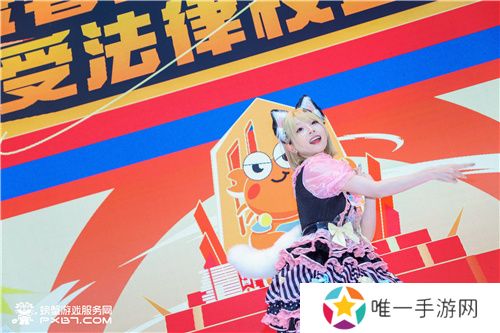 欣小萌空降CJ螃蟹游戏服务网展台热舞，开启CJ梦幻盛宴