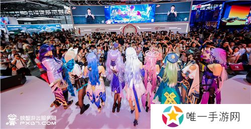 欣小萌空降CJ螃蟹游戏服务网展台热舞，开启CJ梦幻盛宴