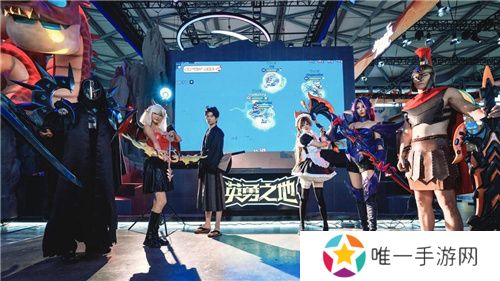 巨大魔龙吸引玩家排队，这款联机游戏真就那么值得试玩？