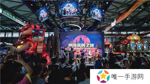 巨大魔龙吸引玩家排队，这款联机游戏真就那么值得试玩？